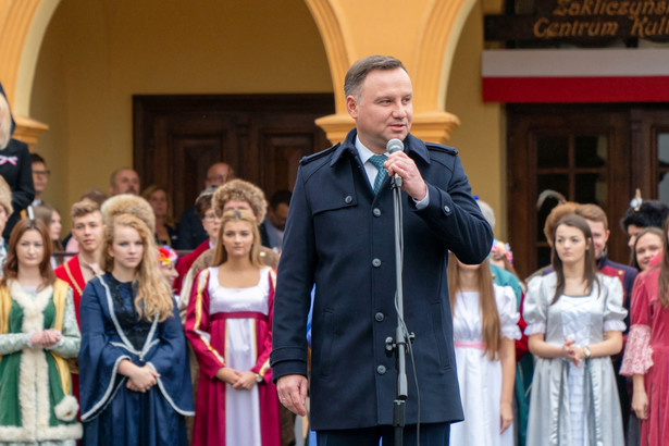 Prezydent Andrzej Duda podczas uroczystości pt. „Z Zakliczyna do Łowczówka” na Rynku w Zakliczynie.