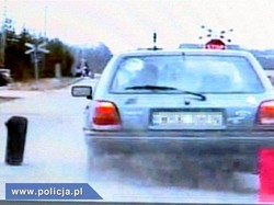 Pijak zgubił opony i uciekał dalej. Zobacz mistrza drugiego planu