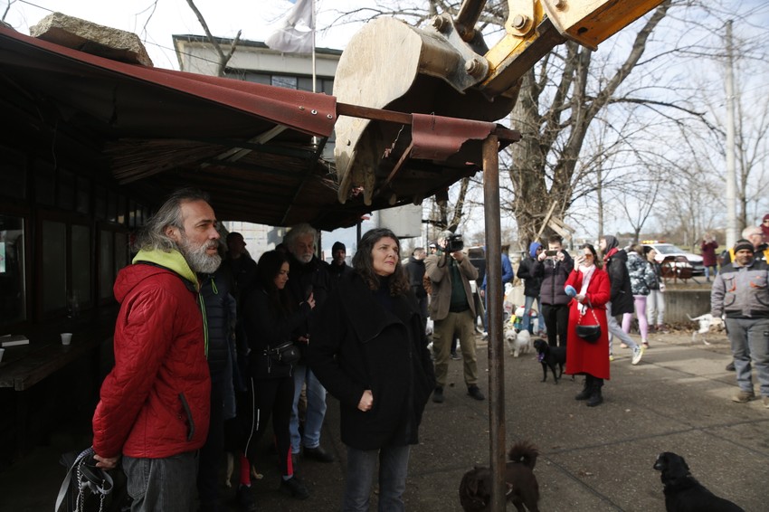 Građani se okupili ispred splava koji je trebalo da bude uklonjen danas