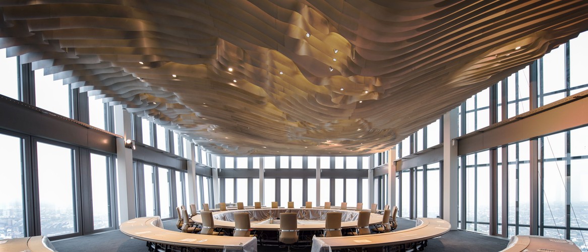 Nowa siedziba w liczbach:
<br>
<br>- wysokość wieżowca: 185
<br>- długość Grossmarkthalle: 250 m 
<br>- powierzchnia terenu: 120 000 m²
<br>- liczba posadzonych na terenie drzew: 700
<br>- liczba paneli na elewacji wieżowca: 6000
<br>- liczba stalowych wiązarów w atrium: 14 
<br>- długość uzupełnionych spoin między cegłami Grossmarkthalle: 73 k