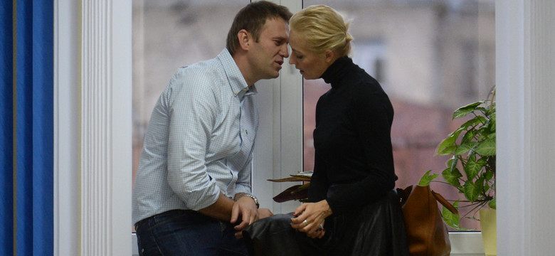 "Szafka nocna. Tam jest półka. Na półce Twoje zdjęcie. Zawsze je wyjmuję, patrzę na nie i mówię: »cześć!«". Listy Aleksieja Nawalnego do żony, Julii