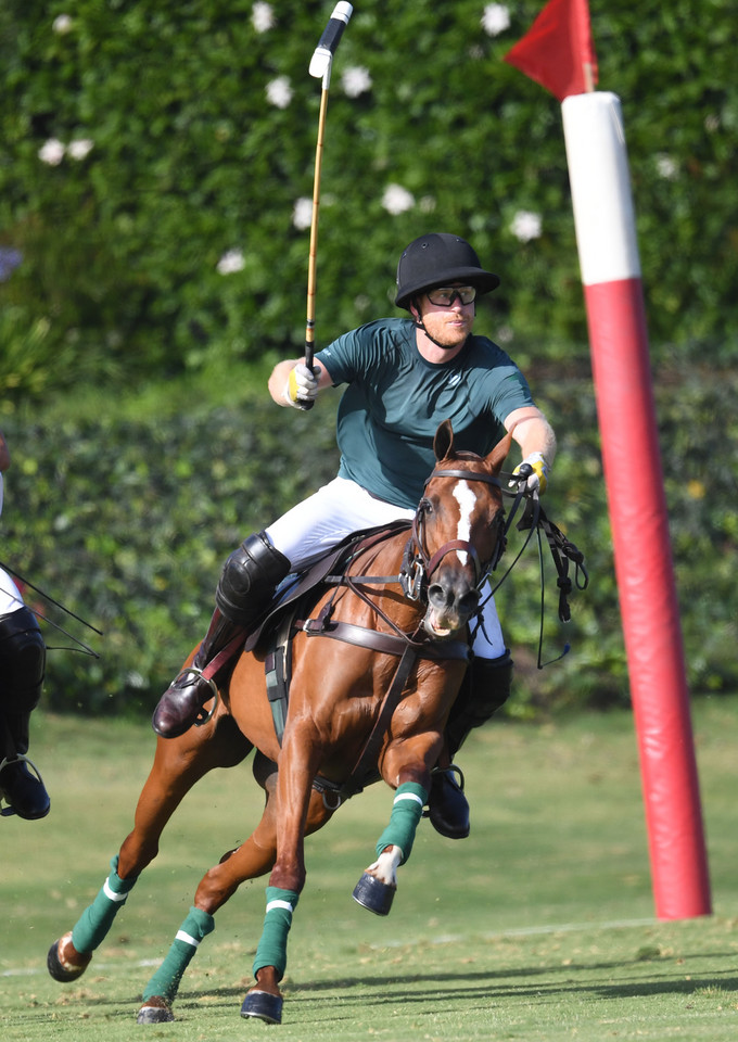 Książę Harry spadł z konia na meczu polo