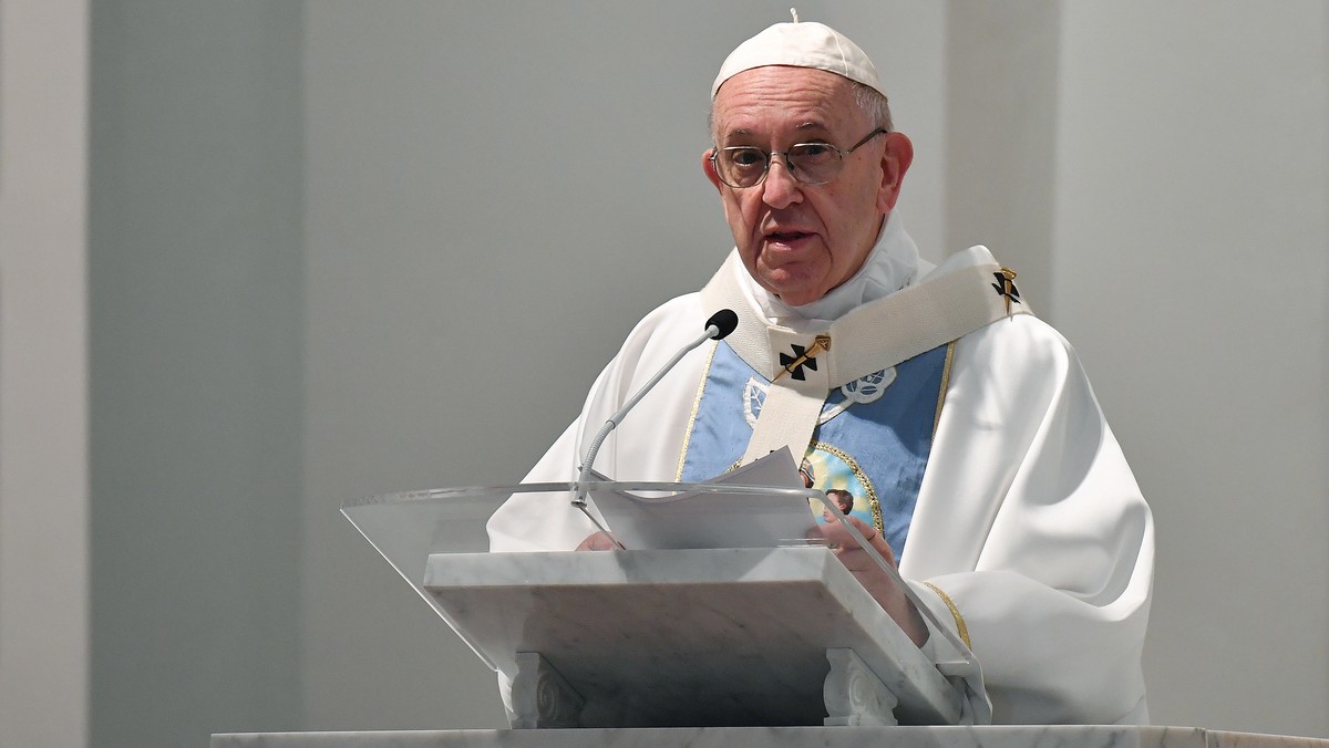 - Herezją jest myślenie, że Kościół nie ma nic do powiedzenia światu - mówił papież Franciszek w Panamie podczas dzisiejszej mszy w stołecznej bazylice katedralnej Santa Maria la Antigua. Została tam przywieziona z Krakowa relikwia świętego Jana Pawła II.