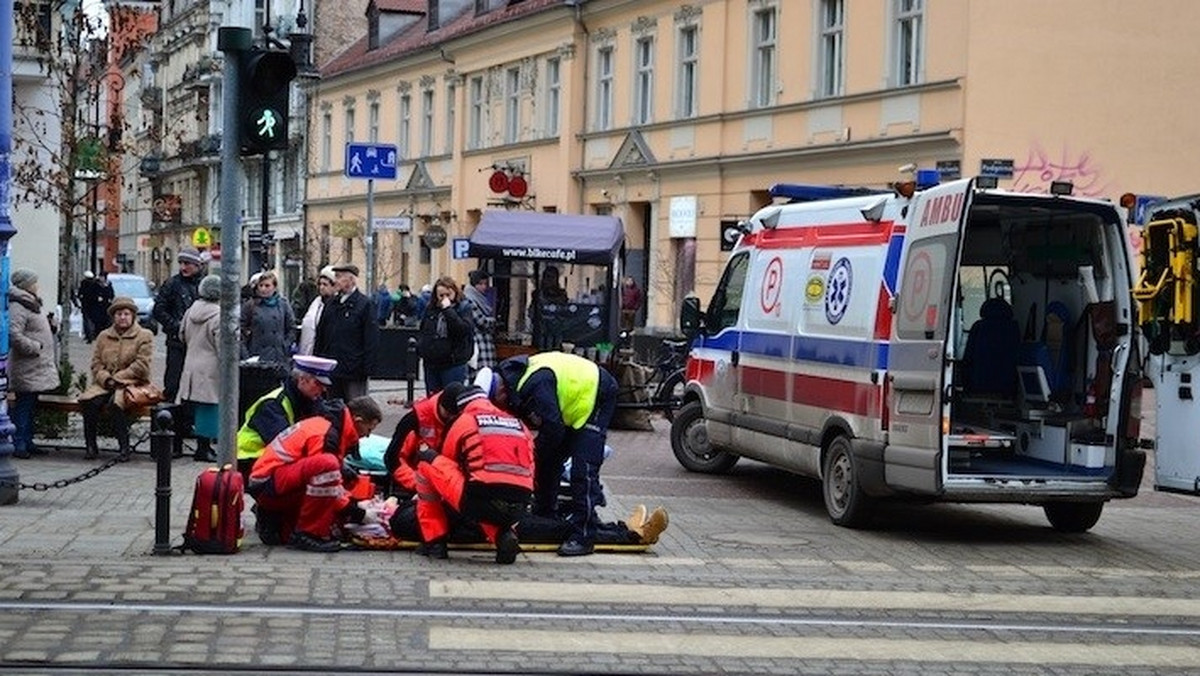 Na pierwszy rzut oka wyglądało to na wypadek - mężczyzna bowiem leżał na przejściu przez ulicę, po której poruszają się tramwaje i (jednokierunkowo) samochody. Można było więc wnioskować, że mężczyznę potrącił jakiś pojazd.