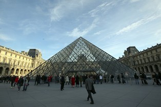 Atak terrorystyczny w pobliżu Luwru. Napastnik krzyczał "Allahu Akbar"