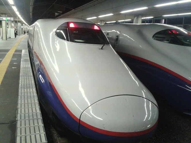 Najbardziej znanymi pociągami w Japonii są superszybkie shinkanseny. Oprócz szybkości słyną one również z bezpieczeństwa, od początku działalności sieci Shinkansen w 1964 r., nie wydarzył się żaden śmiertelny wypadek – podaje CNN. Shinkanseny są niezwykle punktualne, a rocznie przynoszą ok. 19 mld USD zysku operacyjnego. Długość tras obsługiwanych przez te pociągi wynosi ok. 2,4 tys. kilometrów.