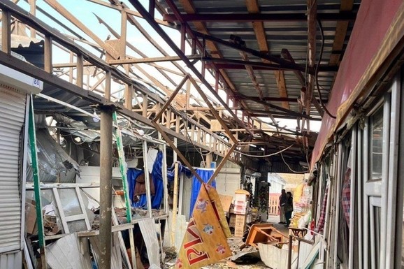 (FOTO, VIDEO) RUSI GAĐALI PIJACU U NIKOPOLJU! Horor prizori iz Ukrajine, IMA MRTVIH: Dronovi 3 sata terorisali Sumi, deca među povređenima