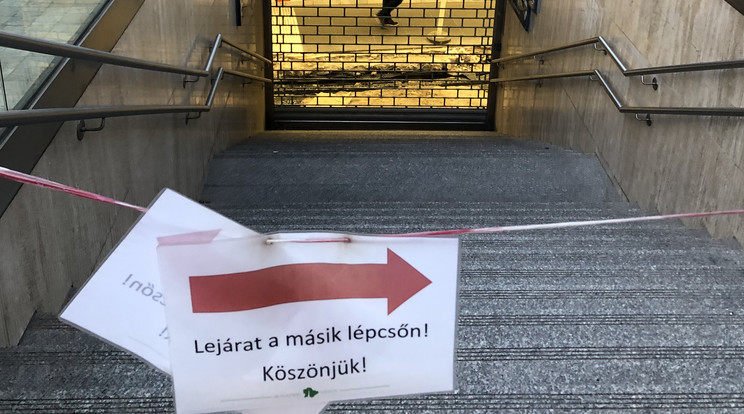 Lezárták a lejáratot, mert odalent felbontották a burkolatot egy eltörött vízvezeték miatt. 