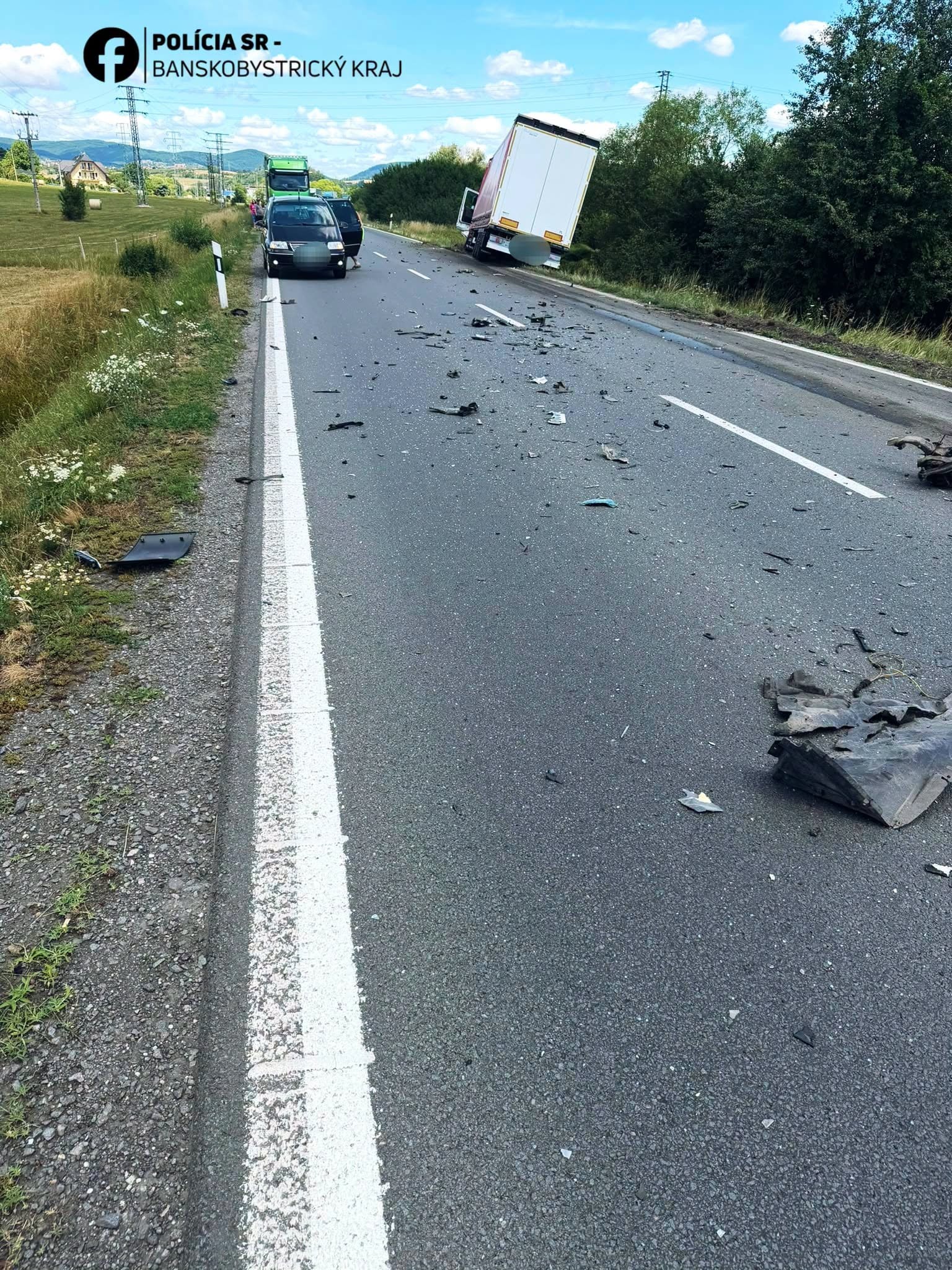Pri Krupine sa zrazil kamión s dvomi osobnými autami.