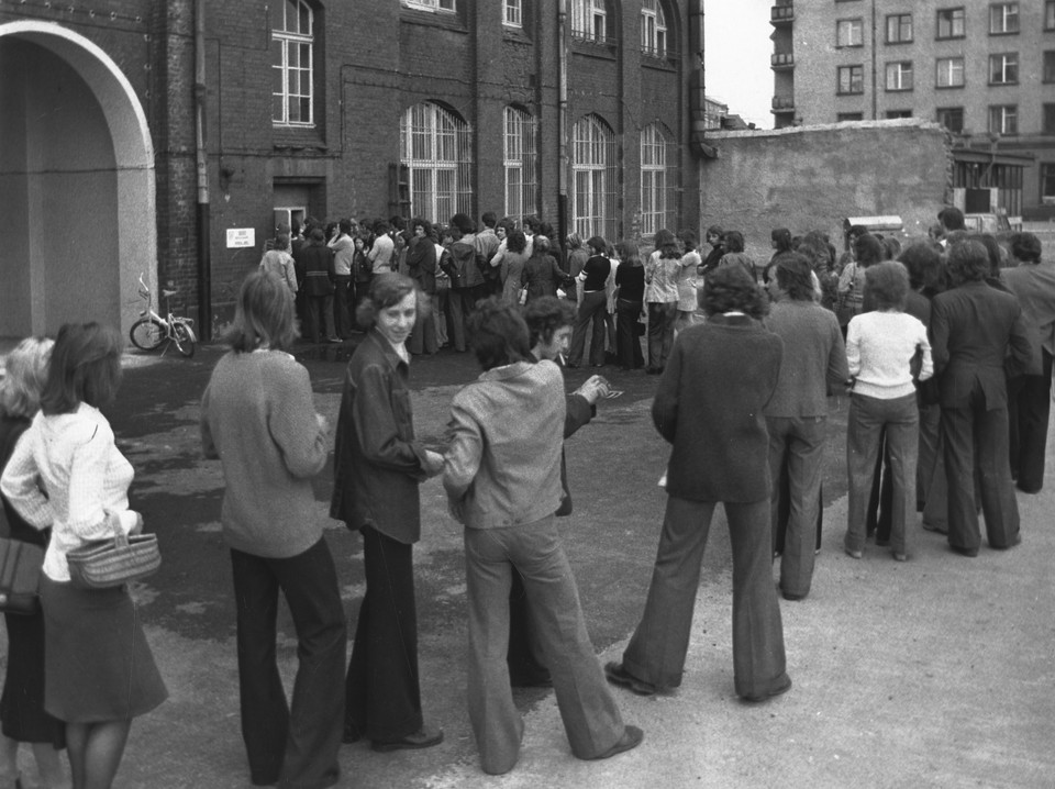 Akcja "Za własne, zarobione pieniądze" – młodzież czekająca na rejestrację, Technikum Elektryczne, ul. Świerczewskiego 27 (obecnie Piłsudskiego), czerwiec 1975 r.