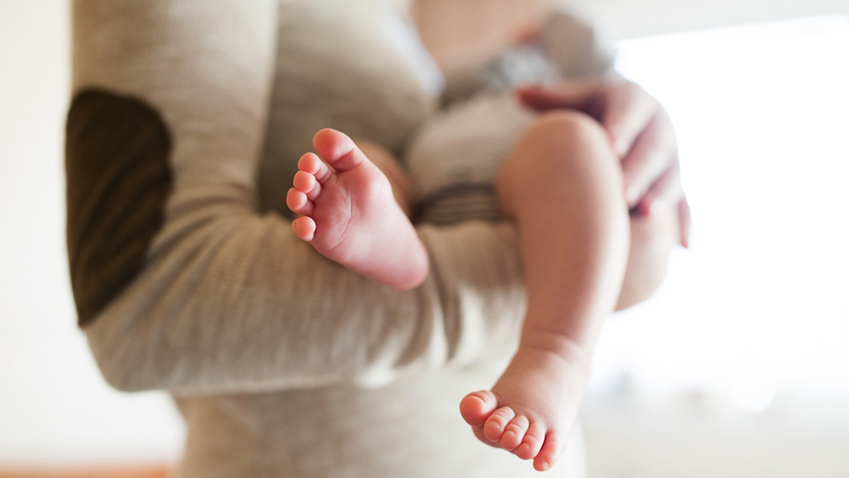 Rodzice, którym nie przysługuje prawo do zasiłku macierzyńskiego, mogą liczyć na spory zastrzyk gotówki co miesiąc. Jak informuje portal mamotoja.pl, rodzice mogą otrzymać 1000 złotych.