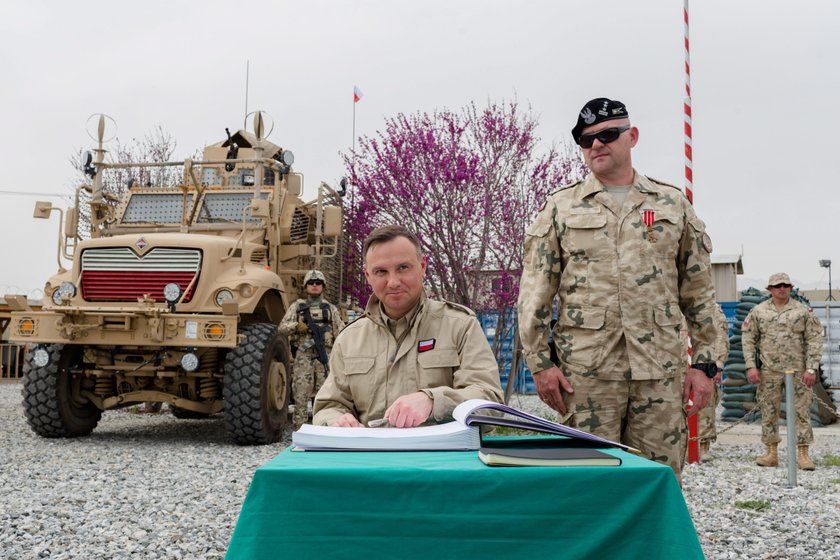 Prezydent Andrzej Duda i minister obrony Mariusz Błaszczak odwiedzili  bazę Bagram w Afganistanie