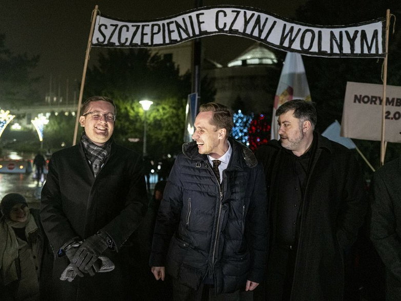 Demonstracja pod hasłem "Dość segregacji sanitarnej" przed Sejmem, 14 grudnia 2021 r. Od lewej Robert Winnicki, Konrad Berkowicz i Artur Dziambor
