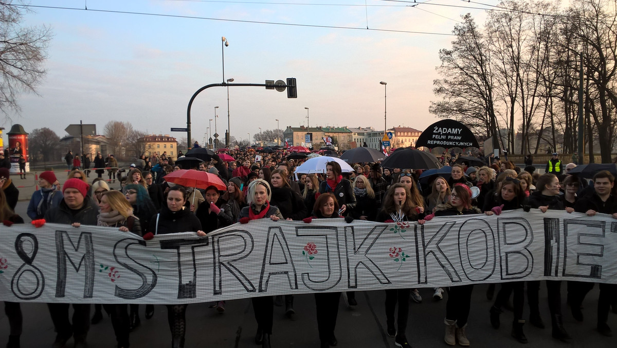 Respektowania praw konwencji antyprzemocowej, państwa wolnego od zabobonów czy dostępu do najnowszej generacji badań prenatalnych domagały się uczestniczki Międzynarodowego Strajku Kobiet. W Krakowie kilka tysięcy kobiet i mężczyzn pod hasłem "Ściana furii" przeszło w marszu ulicami miasta.