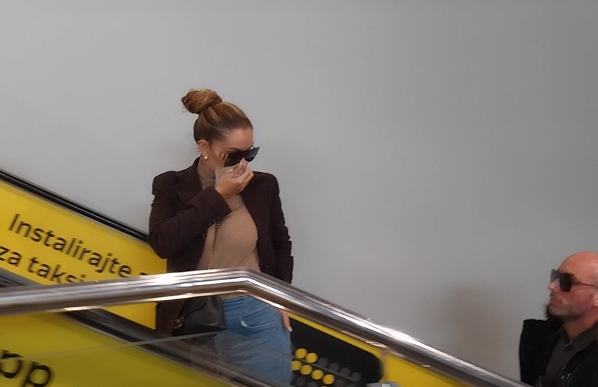 Muž sve vreme uz pevačicu