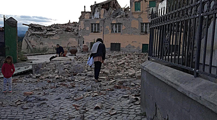 Egy fél város romokban a földrengés után / Fotó:MTI