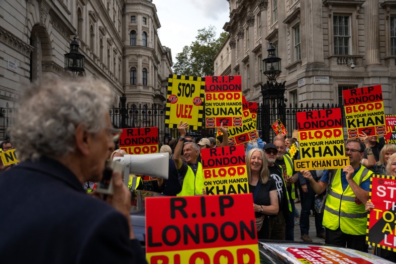 Ludzie protestują przeciwko rozszerzeniu strefy ultraniskiej emisji (ULEZ) przed Downing Street, 29 sierpnia 2023 r.