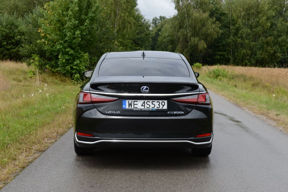 Lexus ES 300h występuje w tylko jednej wersji silnikowej - z napędem hybrydowym o łącznej mocy 218 KM. Do spokojnej jazdy, nawet na długich trasach, to jednak wystarczająca liczba koni.