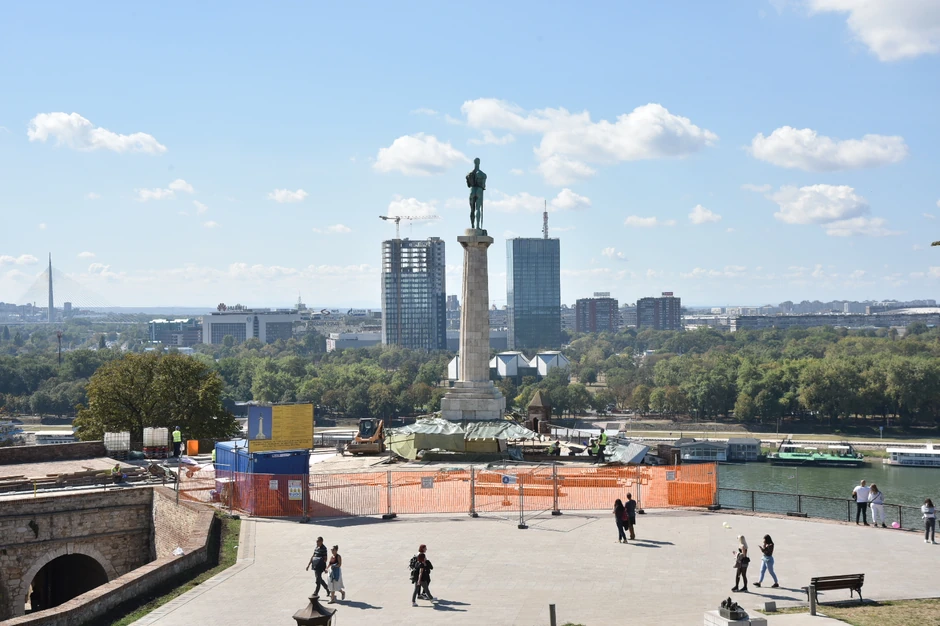 Pogled na "Pobednika" između dve kule na Ušću