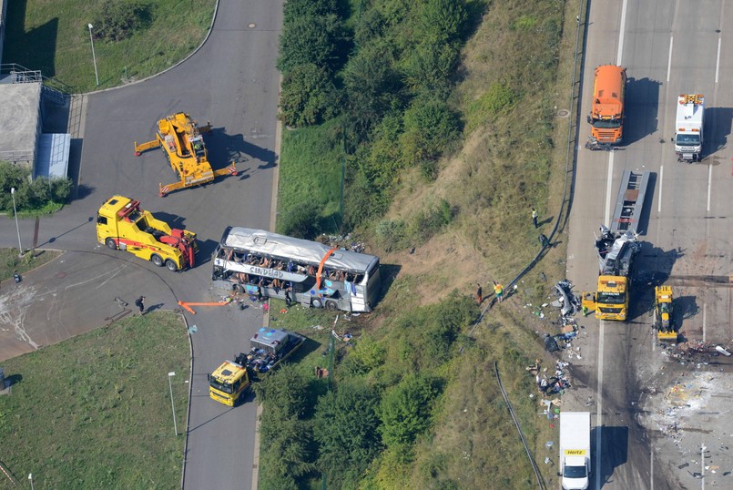 Około godziny 2 w nocy piętrowy autobus polskiego przewoźnika, którym podróżowało ponad 60 osób, najechał na tył ukraińskiego autobusu...