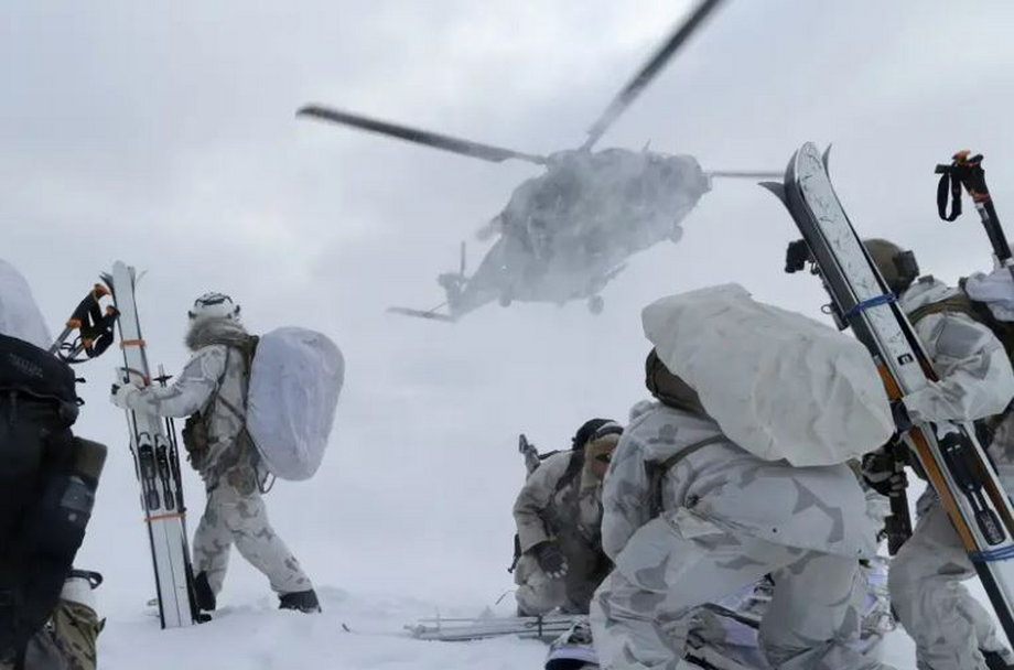 Amerykańskie Zielone Berety i jegrzy z Utti w strefie lądowania helikopterów w Laponii 12 marca