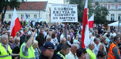 Miesięcznica smoleńska w cieniu barierek