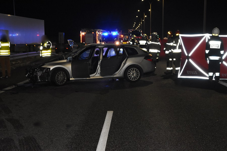 Dwoje pieszych próbowało przebiec przez drogę ekspresową S8. Obie osoby wpadły pod jadące Renault i poniosły śmierć na miejscu