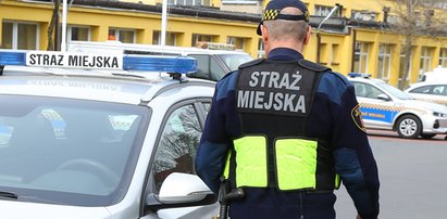 Do strażników pobiegła przerażona kobieta. Na rękach trzymała dziecko. Maleństwo się dusiło