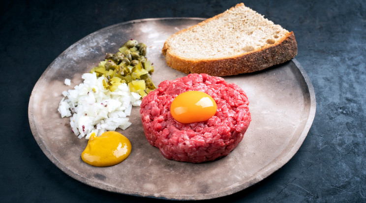 A tatár beefsteak nyers marhahúsból, tojásból és különféle fűszerek keverékéből áll/Fotó: Shutterstock