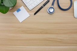 Koronawirus a luka w ministerialnej strategii. Przychodnie nie chcą przyjmować nieubezpieczonych pacjentów