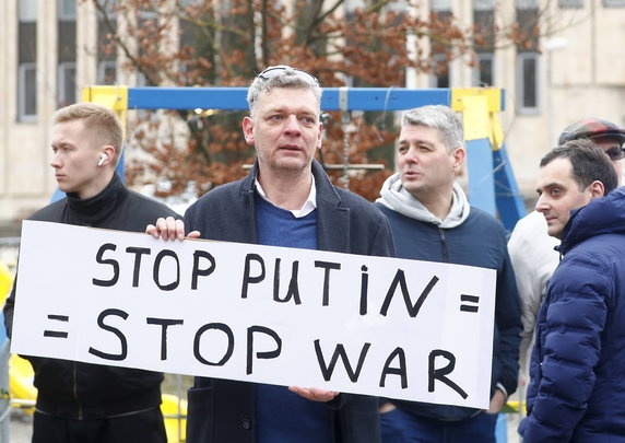 Protestujący na Łotwie przyszli pod ambasadę z antyputinowskimi hasłami