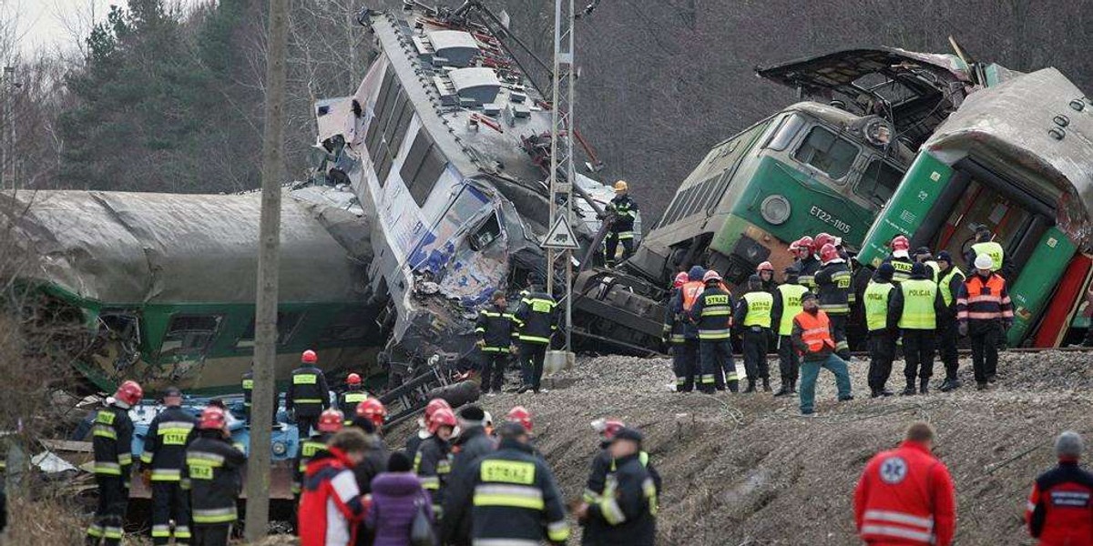 Na torach tkwi lokomotywa.Są pod nią od ciała?