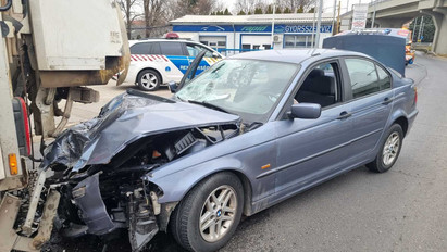 Kukásautó hátuljába rohant egy BMW Soroksáron – helyszíni fotók