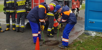 Ktoś wpadł do studzienki burzowej. Trwa akcja ratunkowa