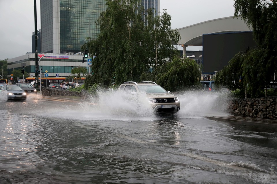 Warszawa zalana po poniedziałkowej burzy