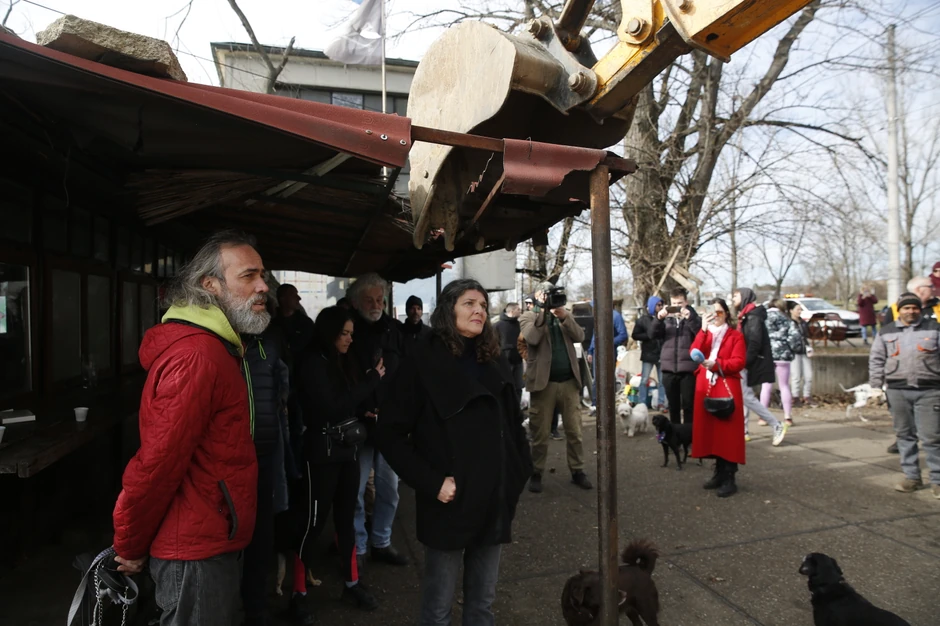 Građani se okupili ispred splava koji je trebalo da bude uklonjen danas