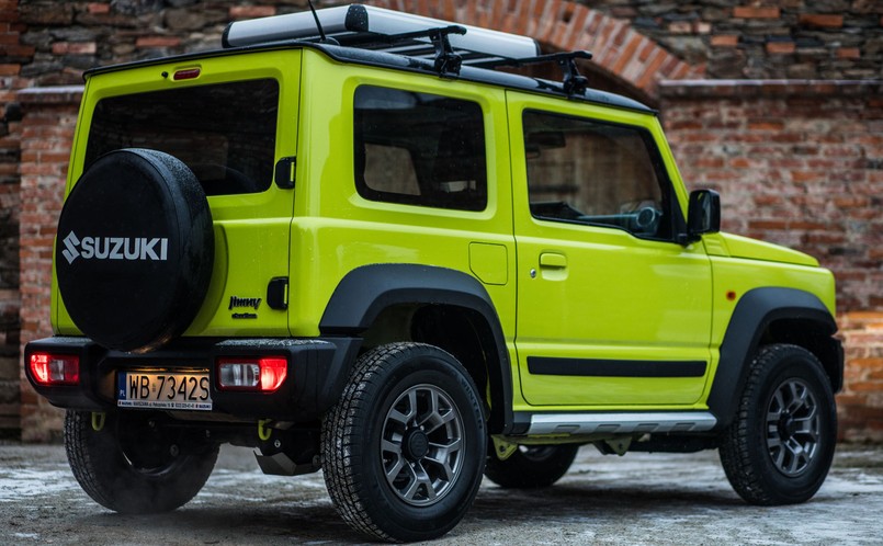 Jimny to jeden z niewielu samochodów, którym zaraz po wyjechaniu z salonu można bez obaw przedzierać się przez bezdroża. Jazdy off-roadowe po leśnym szlaku, przeprawy przez rowy, czy strome zjazdy i podjazdy są dla niego niczym spacerek po parku. A to wszystko na serynie montowanych oponach. W mieście odnajdzie się dzięki niewielkim rozmiarom i dobrej widoczności zza kierownicy