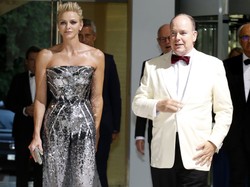 Ramiona pływaczki po raz kolejy zepsuły look księżnej Charlene. FOTO