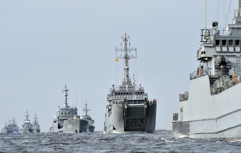 Załadowane sprzętem okręty będą ćwiczyć manewrowanie na pełnym morzu. <br><br> fot. (ukit) PAP/Marcin Bielecki