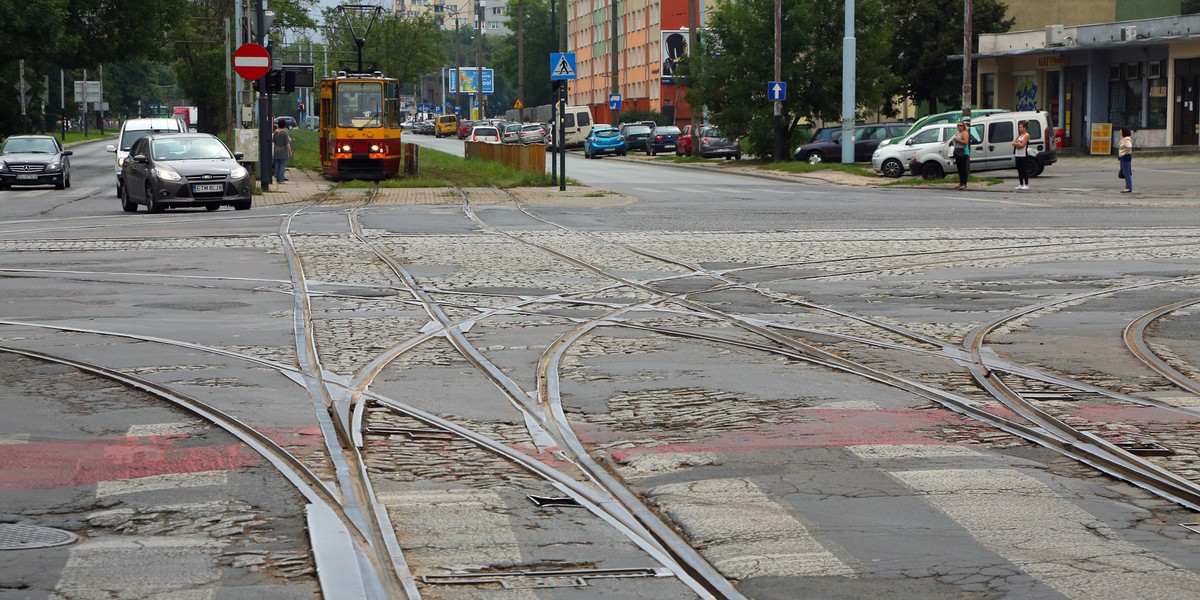 Remont skrzyżowania RydzaŚmigłego i Dąbrowskiego. Dąbrowa bez tramwaju. Do XXV LO i XXXI LO objazdem