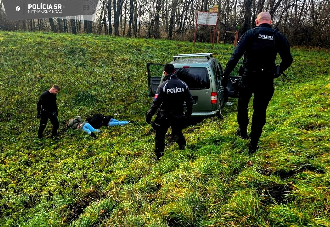 Hliadka v Šali prenasledovala muža na kradnutom aute a pod vplyvom drog.
