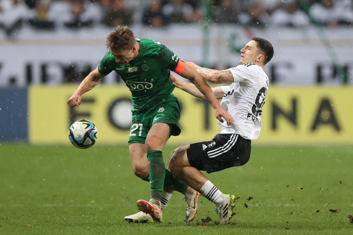 Zawodnik Legii Warszawa Bartosz Slisz (P) i Mateusz Kupczak (L) z Warty Poznań podczas meczu 16. kolejki piłkarskiej Ekstraklasy