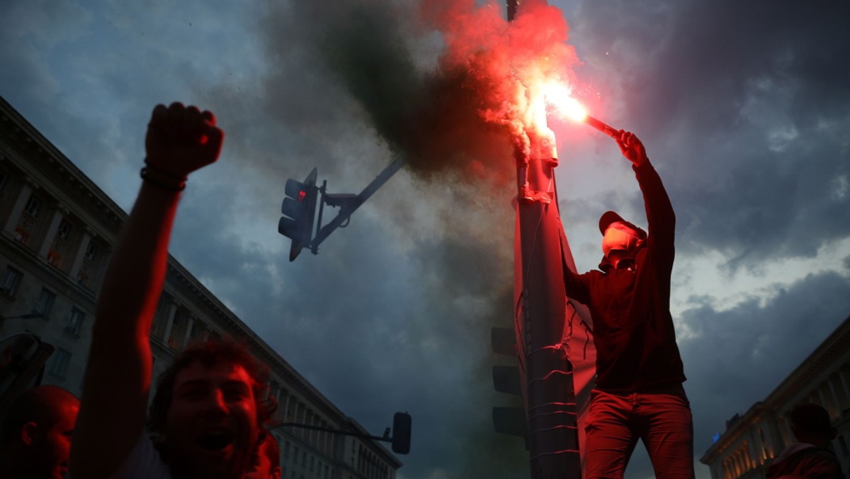 Demonstranci przed siedzibą bułgarskiegorządu w Sofii, lipiec 2020 r.