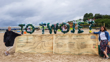 "To twoje?". Pomnik wstydu stanął na gdańskiej plaży 