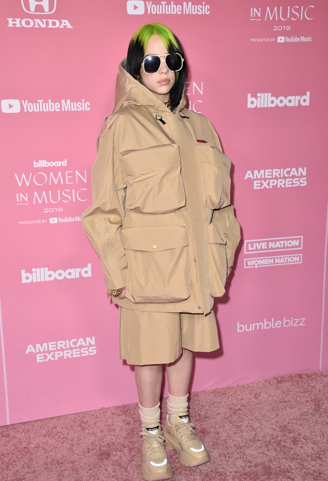Billie Eilish kabátján akkora zsebek vannak, mint a feje kétszer