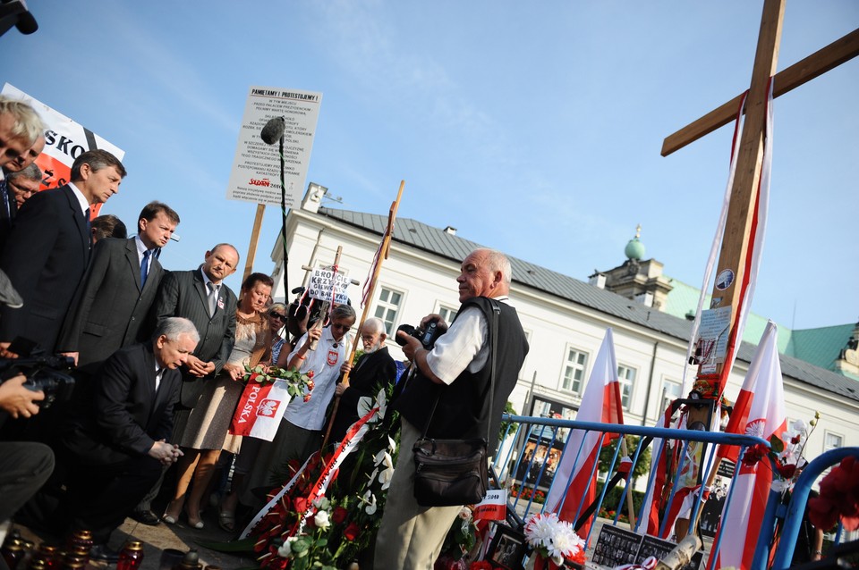 WARSZAWA WIEŃCE POD PAŁACEM PREZYDENCKIM PIS