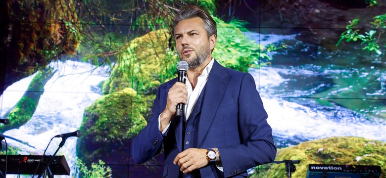 Olivier Janiak jest w szpitalu. Pokazał filmik z niepokojącymi zdjęciami [WIDEO]