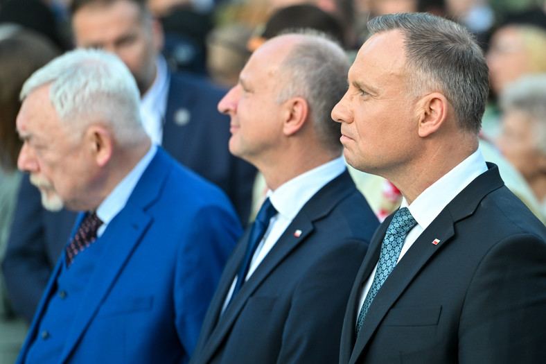 Prezydent RP Andrzej Duda (z prawej), prezydent Krakowa Jacek Majchrowski (z lewej) i sekretarz stanu w KPRP Wojciech Kolarski (środek) podczas uroczystego otwarcia Muzeum i Centrum Ruchu Harcerskiego