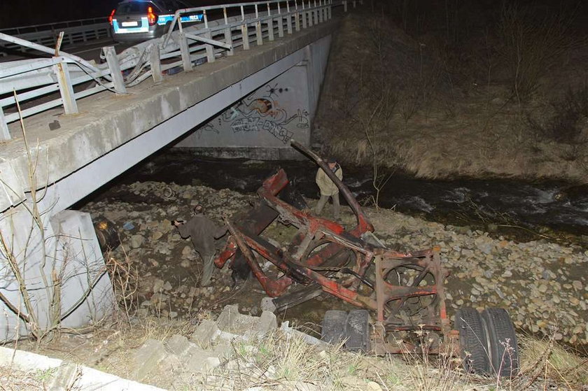 Wypadek busa. Śmierć w wypadku busa pod Przybędzą. 8 osób zginęło w wypadku busa pod Żywcem