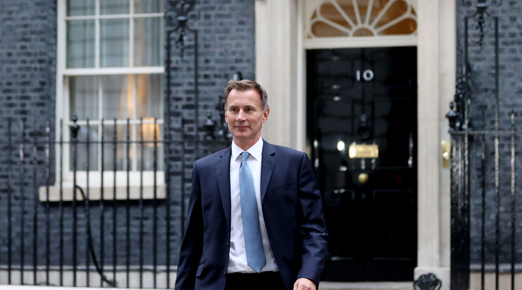 Elődje csaknem összes, még érvényben volt adócsökkentési intézkedését visszavonta hétfőn Jeremy Hunt / Fotó: Northfoto